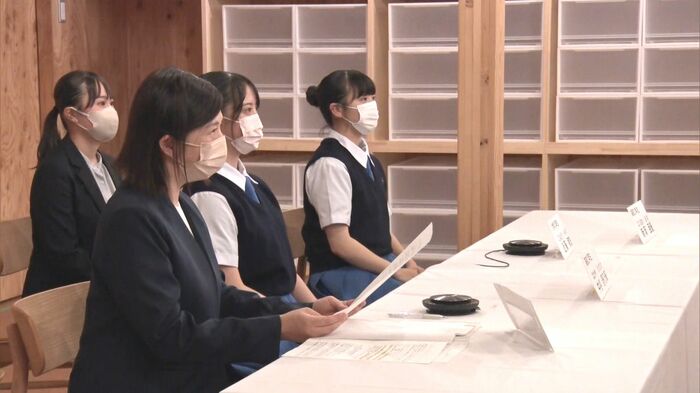 小中学生に勉強を教える学習支援ボランティアの高校生・大学生