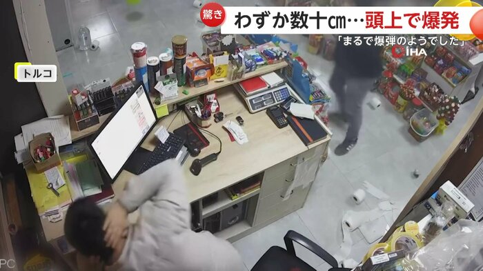 爆発で混乱する店内と身を屈める友人（IHA）