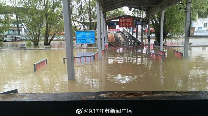 川沿いの公園などはかなりの浸水が進む(ウェイボより)