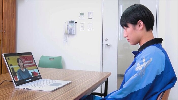 古賀紗理那からのコメントを真剣に見る秋本選手