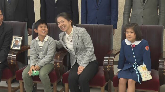 左 長男の志尽さん(9) 中 妻・尚子さん 右 長女・如野さん(6)