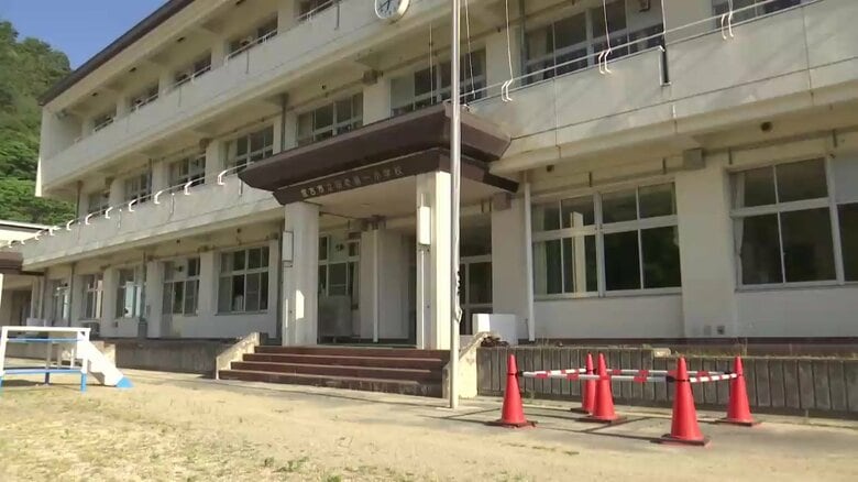 「倒れたポールが頭部直撃」学校訪問中の57歳養護教諭が「ドクターヘリで緊急搬送」されるも4日後に死亡　小学校敷地内でタクシーが掲揚ポールに衝突【岩手発】｜FNNプライムオンライン