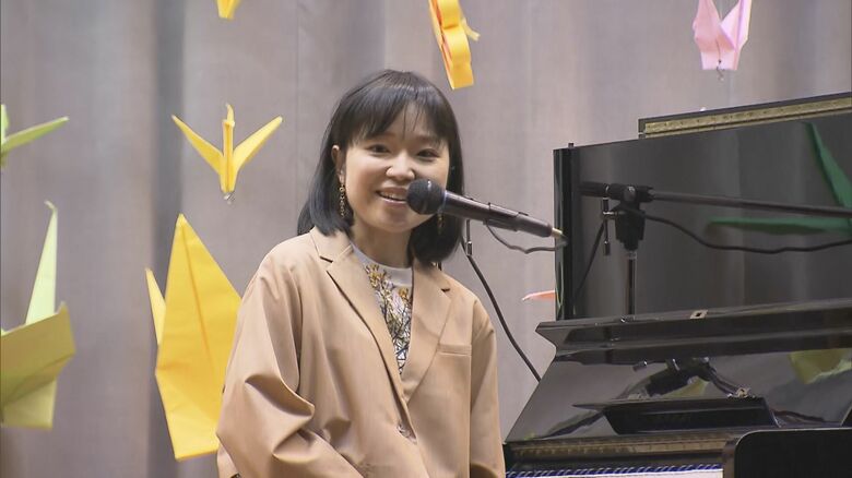 鳥羽の離島に歌声響く…中学校の卒業式に川嶋あいさんがサプライズ登場「旅立ちの日に…」披露しアンコールも｜FNNプライムオンライン