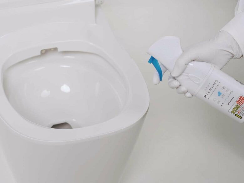 “尿ハネ”を可視化？シヤチハタからトイレ掃除の拭き取りスプレーが登場…新開発のインキ技術の仕組みに驚き｜FNNプライムオンライン
