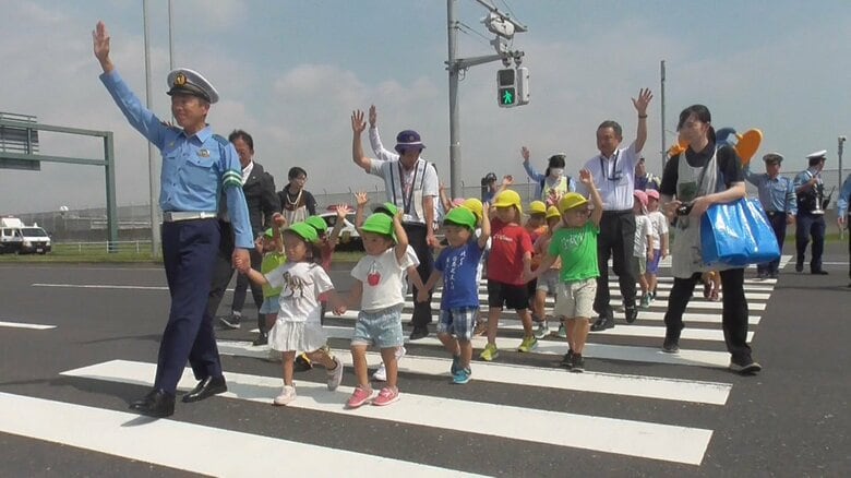 「自分の安全を守るため」保育園児が正しい交通ルール学ぶ…羽田空港近くの横断歩道　警視庁｜FNNプライムオンライン