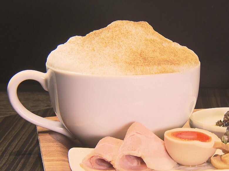 よく見ると手前に煮卵…『カプチーノ』の方向に進化を遂げてしまったラーメン 驚きのビジュアルも濃厚な味わい｜FNNプライムオンライン