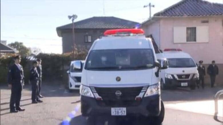 勾留中に入院先から逃走した男を送検　左手首に装着されていた手錠は身柄確保時には“外れた”状態　自力で外したか　病室には置手紙　退院予定日に逃走図る｜FNNプライムオンライン