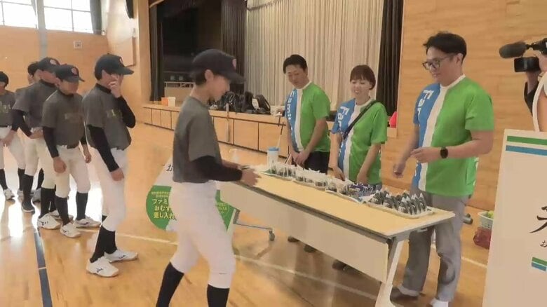 おにぎりで部活動を応援　大手コンビニが中学校野球部にサプライスプレゼント　岩手県陸前高田市｜FNNプライムオンライン