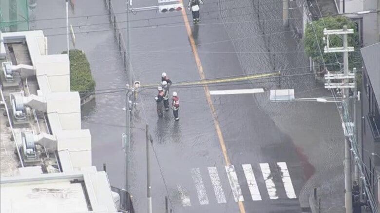 大阪で水道管破裂　大量の水が漏れ道路冠水　小学校は土曜日授業を急きょ中止　｜FNNプライムオンライン