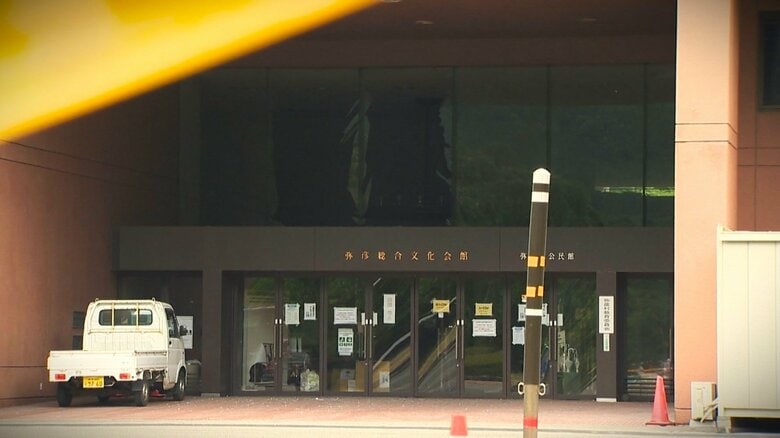 ガス管など配管集まる“地下ピット”で爆発か…文化会館工事中の爆発事故で4人死傷　現場検証続く【新潟発】｜FNNプライムオンライン