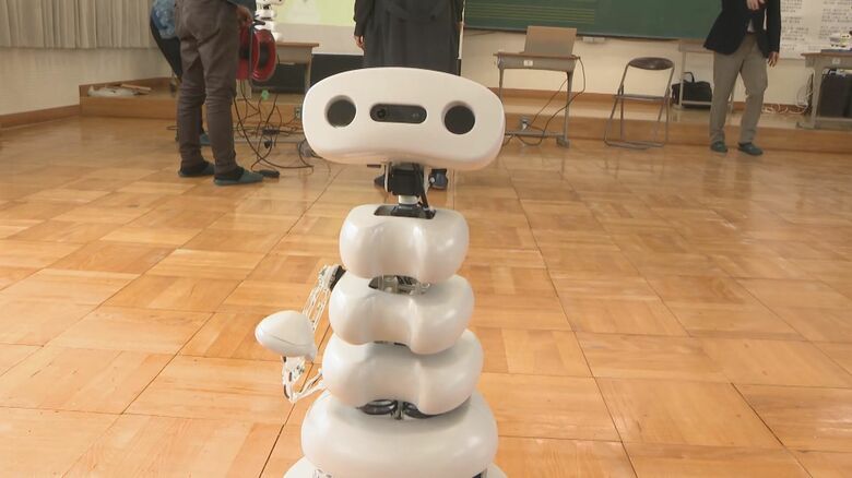 人との関わり方考える手掛かりに…わざと不便に作った『弱いロボット』開発者の大学教授が小学校で特別授業【愛知発】｜FNNプライムオンライン