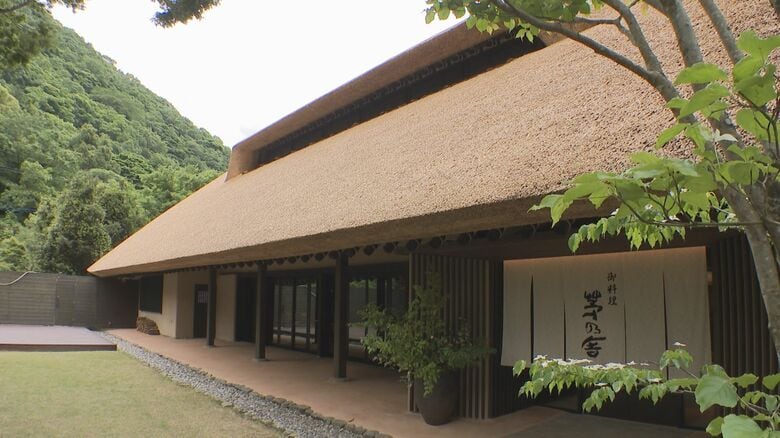 日本の伝統を守る「匠の技」   西日本一の大きな茅葺き屋根を持つ家    88歳職人の葺き替え作業に密着 【福岡発】｜FNNプライムオンライン