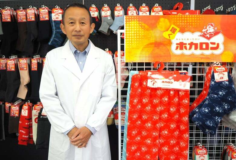 累計出荷1,000万足のヒット商品「履くホカロン」シリーズ - ヒットの裏にいた67歳の靴下職人 / 靴下一筋44年の技術者は、若手社員の「開発の先生」-