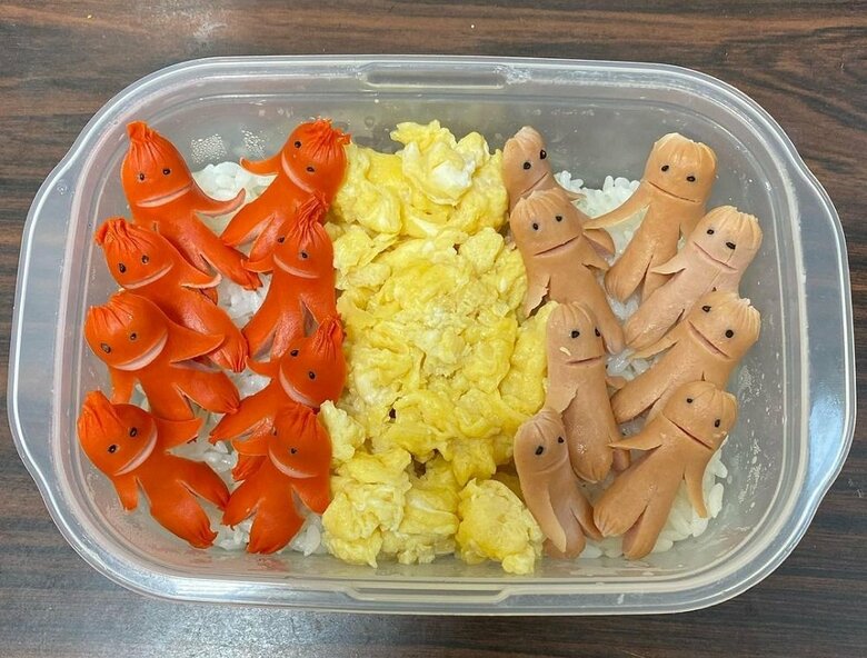 3色で彩られたお弁当 ウインナーをよく見ると…