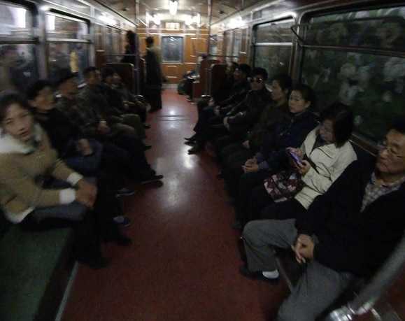 地下鉄車内。この両側座席でスマホを見ていたのは右側の女性1人だけ