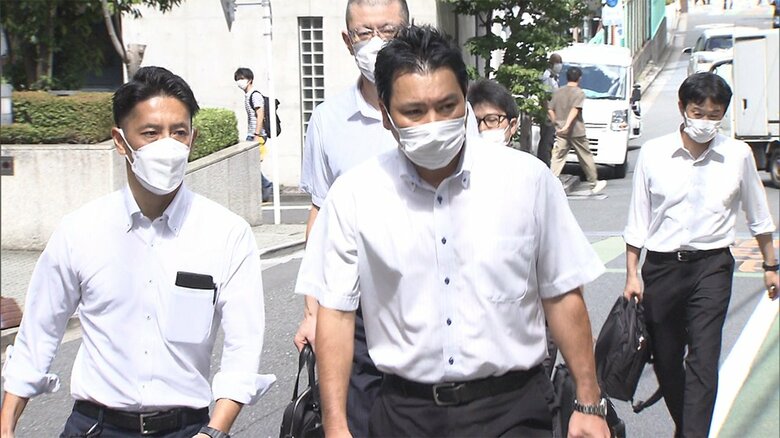 「KADOKAWA」本社に家宅捜索に入る東京地検特捜部の係官ら(6日 東京・千代田区)