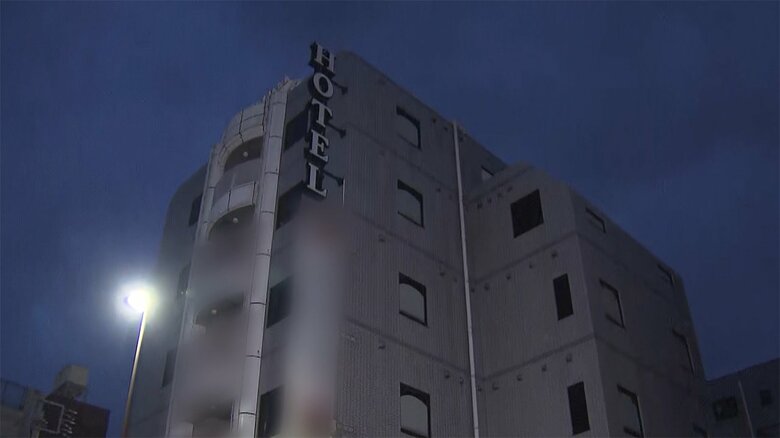 24歳の女性が死亡していたのは、2階の部屋のベッドの上だった(3日朝 東京・府中市)