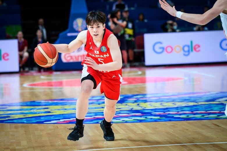 第3クォーター終了間際にひとケタ点差に戻した安間志織選手(C)FIBA