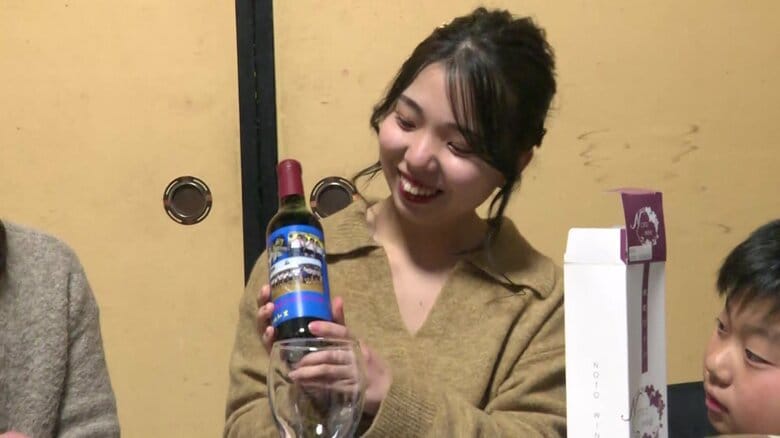 ワインを取り出した穴水町の新成人 宮坂知里さん