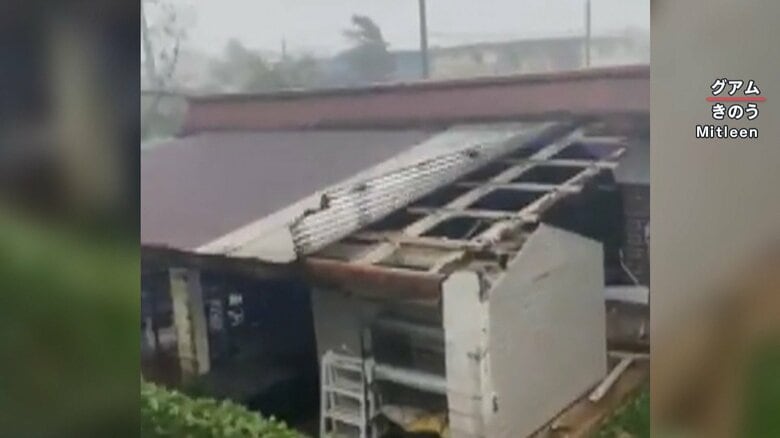 軽い素材のトタン屋根が風にあおられている