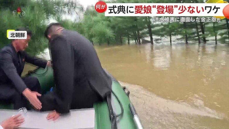 枝が頭に接触する金正恩氏