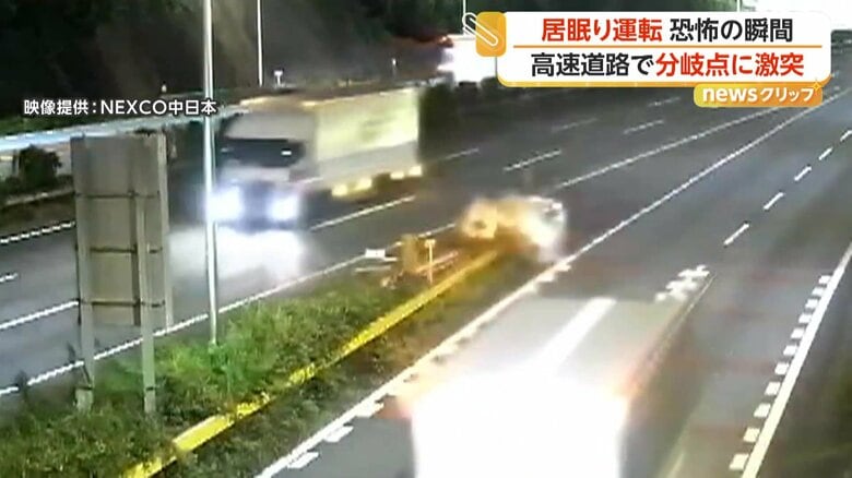 NEXCO中日本が公開した乗用車がクッションドラムに衝突する瞬間①