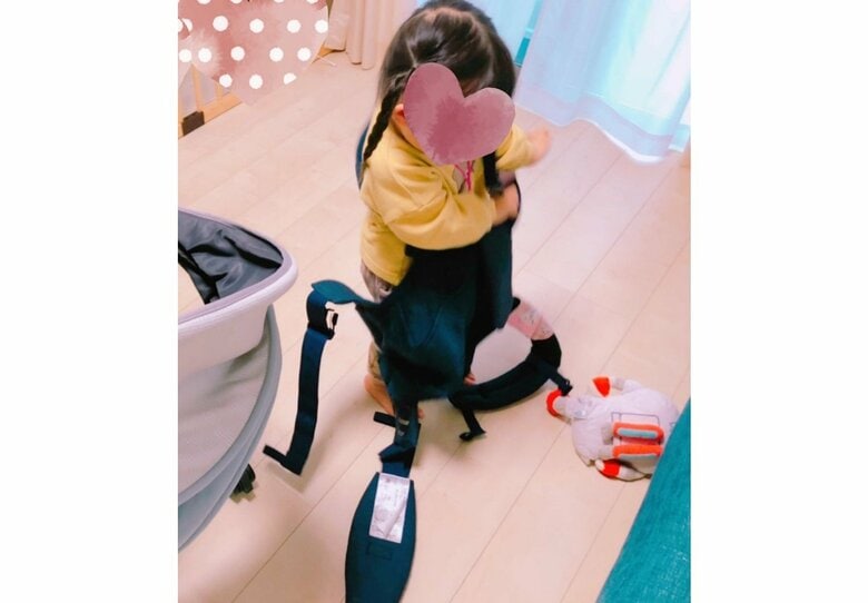 抱っこひもを着けようと頑張っている（提供：あささん）