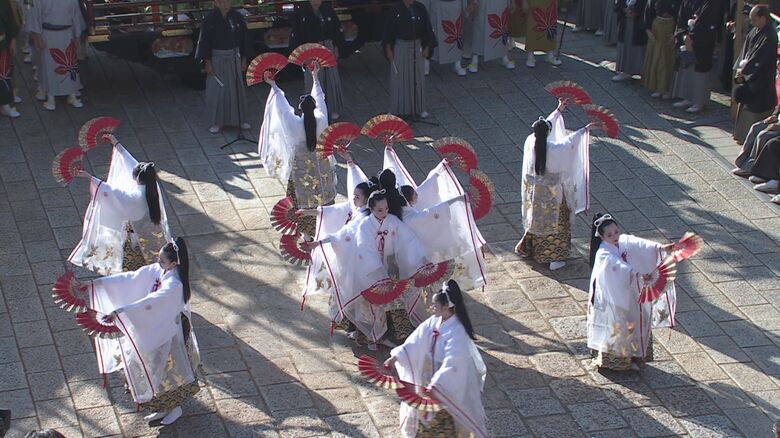 女性10人で詩舞を披露