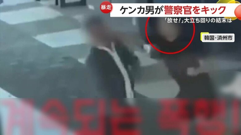 スーツ姿の男性を襲うTシャツの男（提供：韓国警察庁）