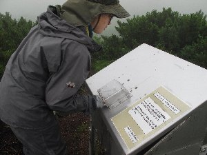 フードロッカーを開ける操作（出典：環境省）