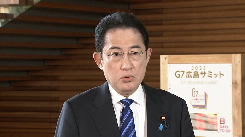 記者団の取材に応じる岸田首相（午前8時半すぎ 首相官邸）