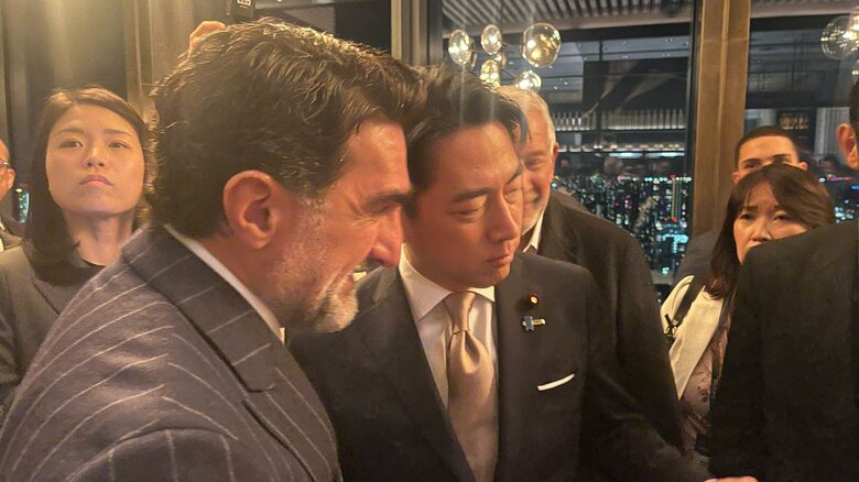 サウジ国営石油会社「アラムコ」会長と話す小泉防衛相　ホテル「フェアモント」にて　11月30日