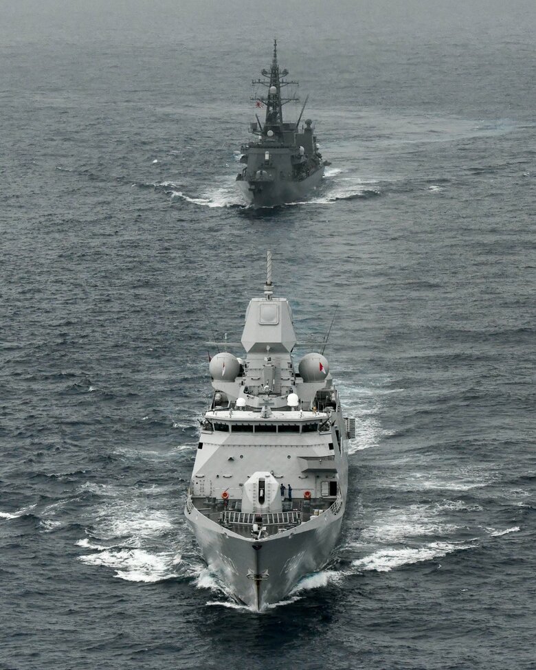 オランダ海軍「トロンプ」（手前）と護衛艦「あけぼの」（奥）の共同訓練（6月9日・オランダ海軍公式Xより）