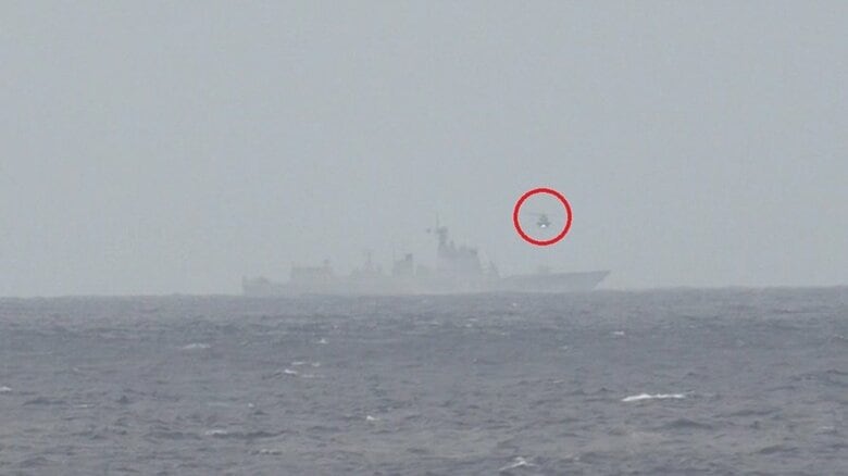 遠くに確認することができた中国艦船とヘリコプター