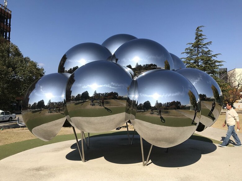 開館10周年記念にSANAAが制作した「まる」