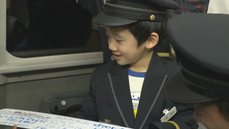 プレートを贈られて笑顔の諒祐くん