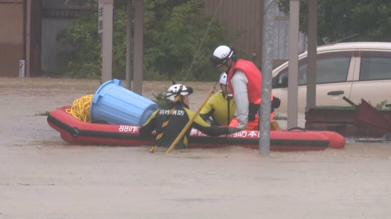 河川が氾濫して浸水した住宅に消防が船で救助に向かっている　石川・羽咋市