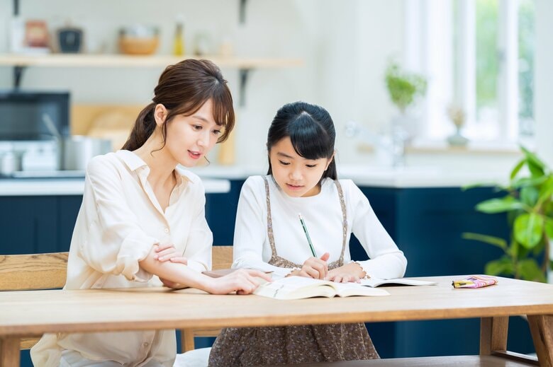 リビング学習はテーブルで行おう（画像はイメージ）