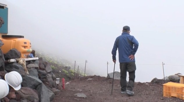 宿泊予約者を待つ橋都さん
