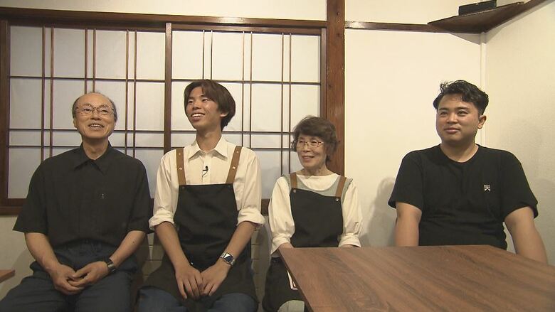 （左から）祖父・康則さん、蒼志さん、祖母・悦子さん、父・祐二さん