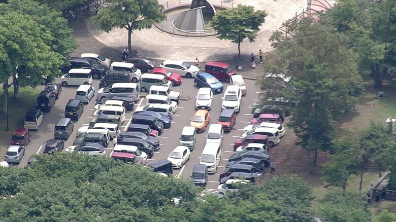 高台の公園には避難する車が殺到