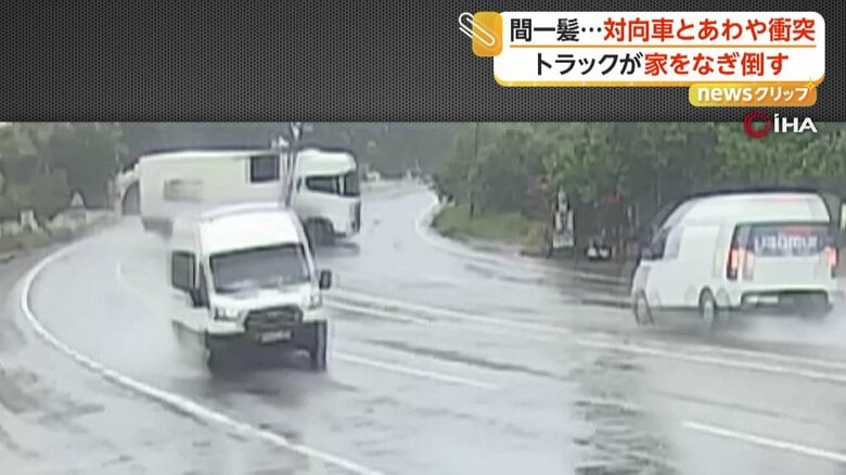 走行中のトラックがカーブで横滑りし、そのまま道路脇の家に突っ込む瞬間（トルコ南部）②