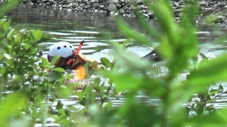 水中を捜索する消防隊員（11日午前）