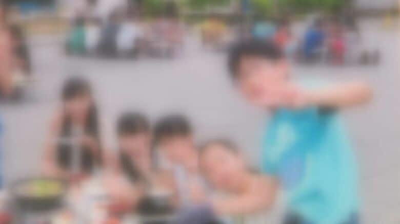 小学校時代の卒業アルバム　右端が19歳の少年