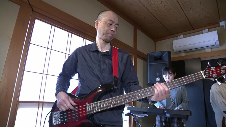 「音楽は心地いい」と話す利用者