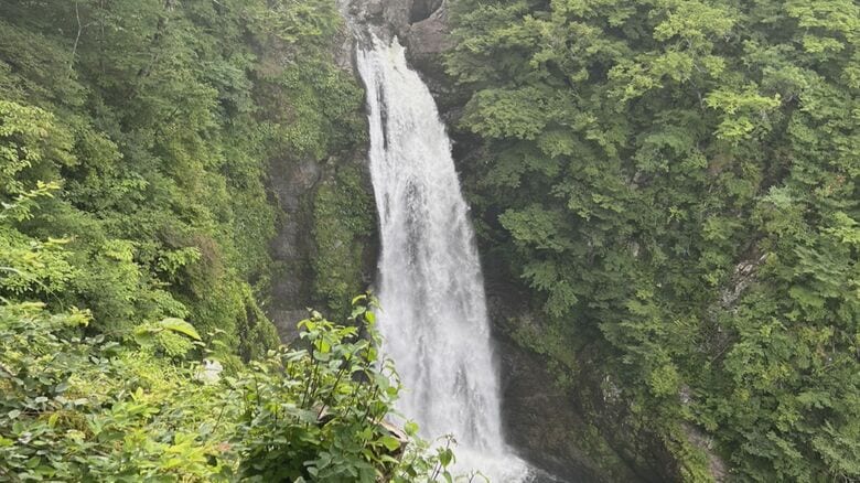 幅6m落差55ｍを誇る「秋保大滝」　