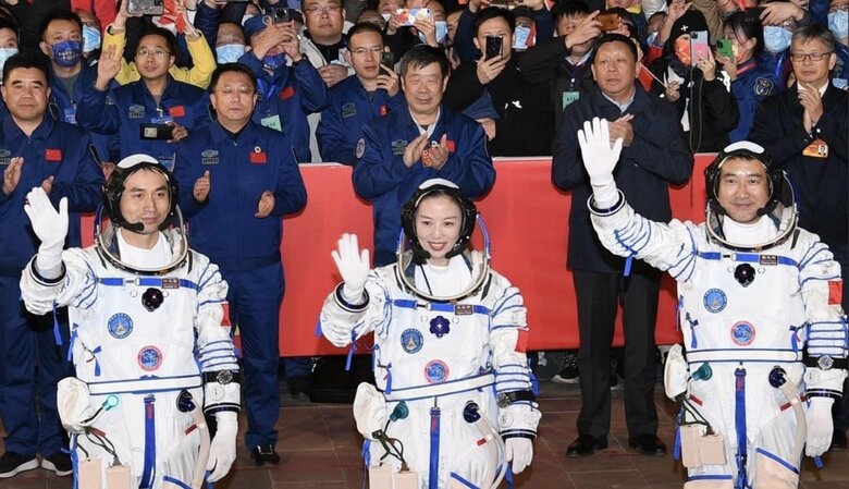 有人宇宙船に搭乗する3人の中国人宇宙飛行士　中国・甘粛省の酒泉衛星発射センター　2021年10月