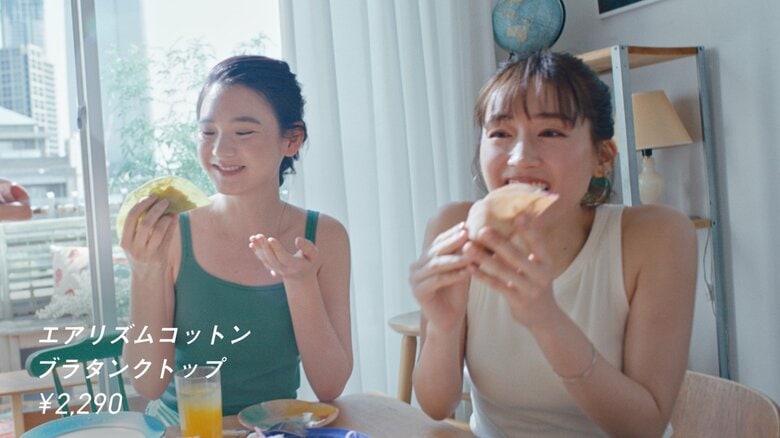 ほぼ台本なしのアドリブ撮影。自然体な表情にも注目