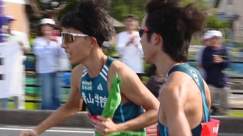  仲間からタスキを受け取る黒田選手（2024年出雲駅伝）                     