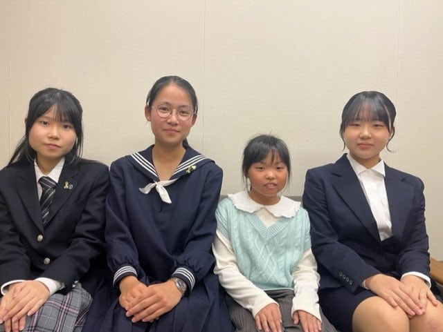 左からスピーチコンテスト優勝の クラーク記念国際高校 村瀬遥加さん、2位の広島県立皆実高校 佐野ひなこさん、ブックカバーデザインコンテスト特別賞受賞の福山市幕山小4年相原千花さん、グランプリの安田女子大学1年細美実里さん